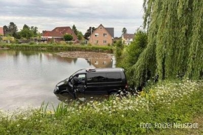 Neustadt: Betrunkene Autofahrerin landet im Dorfteich