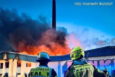 Nach brennender Lagerhalle in Wunstorf: Polizei nennt Schaden und mögliche Ursache